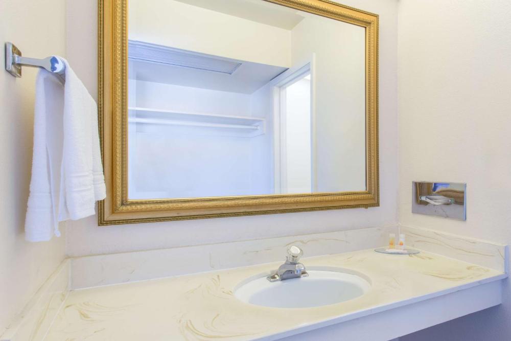 Deluxe Room with Two Double Beds and Courtyard View - Non-Smoking interior